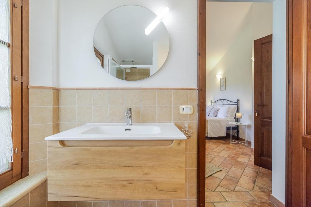 une salle de bain avec un lavabo et un miroir dans l'établissement Casa Baiocco, à Città della Pieve