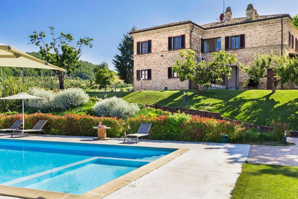 une maison avec une piscine devant une cour dans l'établissement Villa La Fonte 14, à Ripatransone