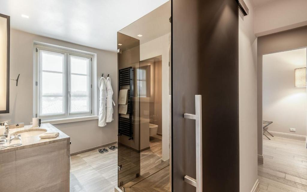 une salle de bain avec un lavabo et un miroir dans l'établissement Villa Grey, à Forte dei Marmi