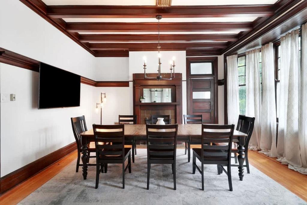Spacious and Elegant Family Home in Mid-City 7