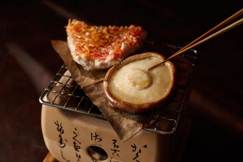 une assiette avec un morceau de pain et une part de pizza dans l'établissement Ochiairo, à Izu