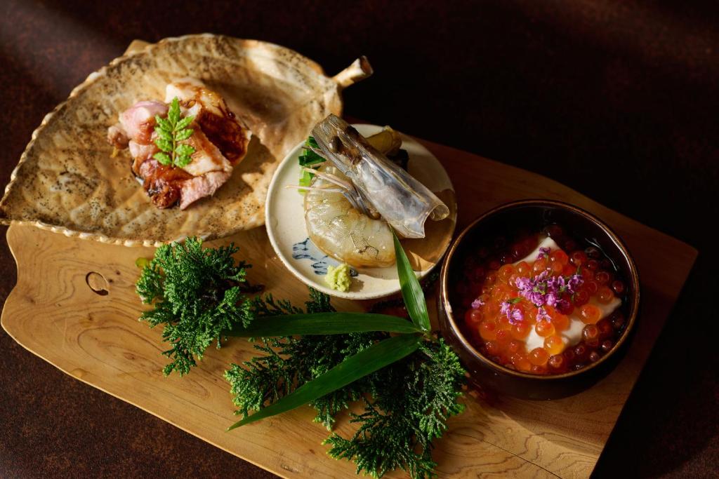 une planche de bois avec une assiette de nourriture et un bol de soupe dans l'établissement Ochiairo, à Izu