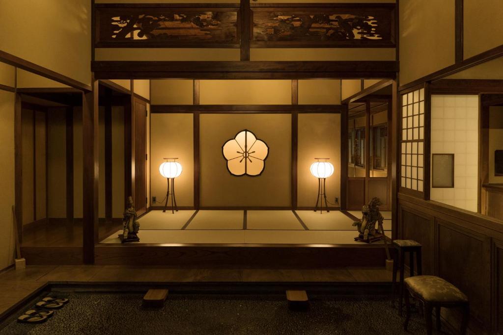 une pièce avec deux lampes au mur dans l'établissement Ochiairo, à Izu