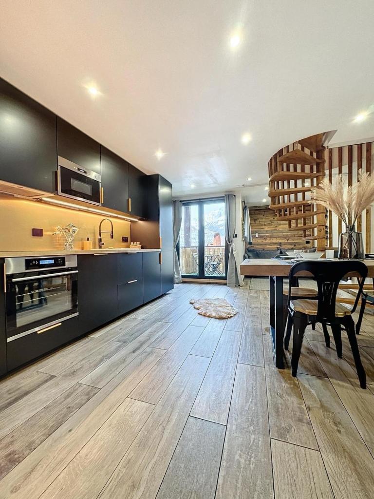 Modern 2BR Apt with Mountain Views & Private Parking