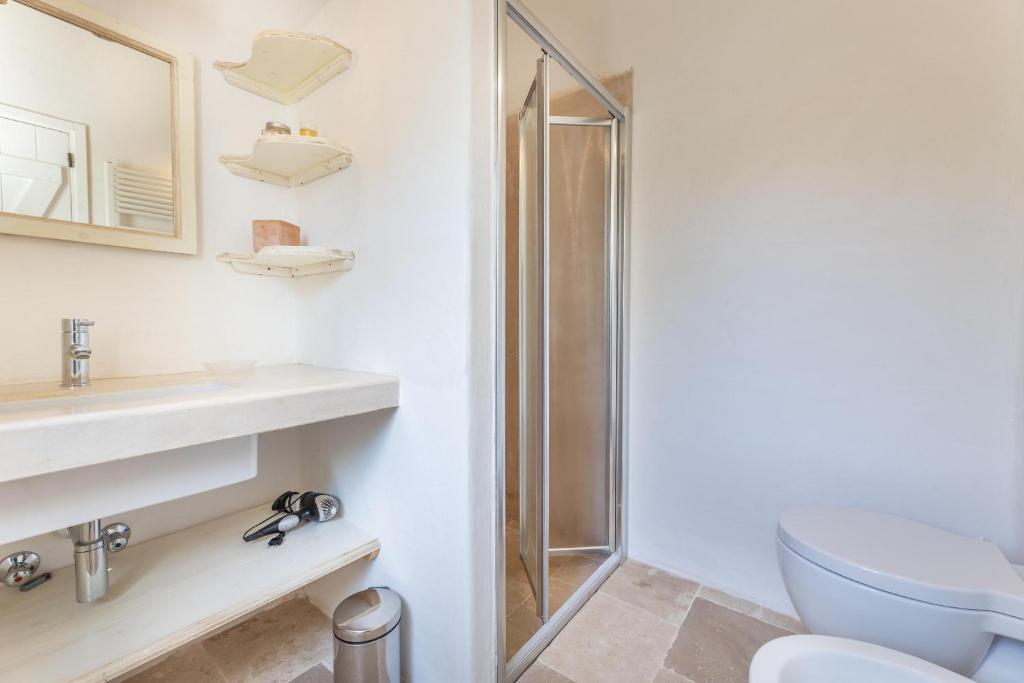 une salle de bain avec une douche, des toilettes et un lavabo dans l'établissement Sentiero della Valle, à Ceglie Messapica
