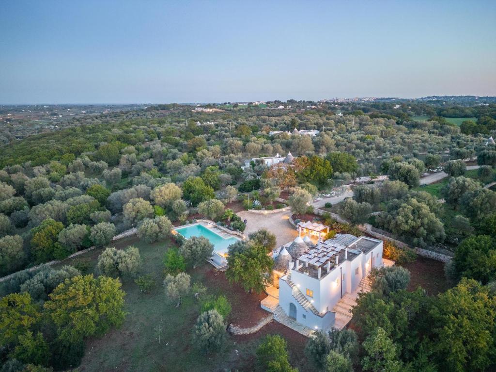 une vue aérienne d'une maison avec piscine dans l'établissement Sentiero della Valle, à Ceglie Messapica