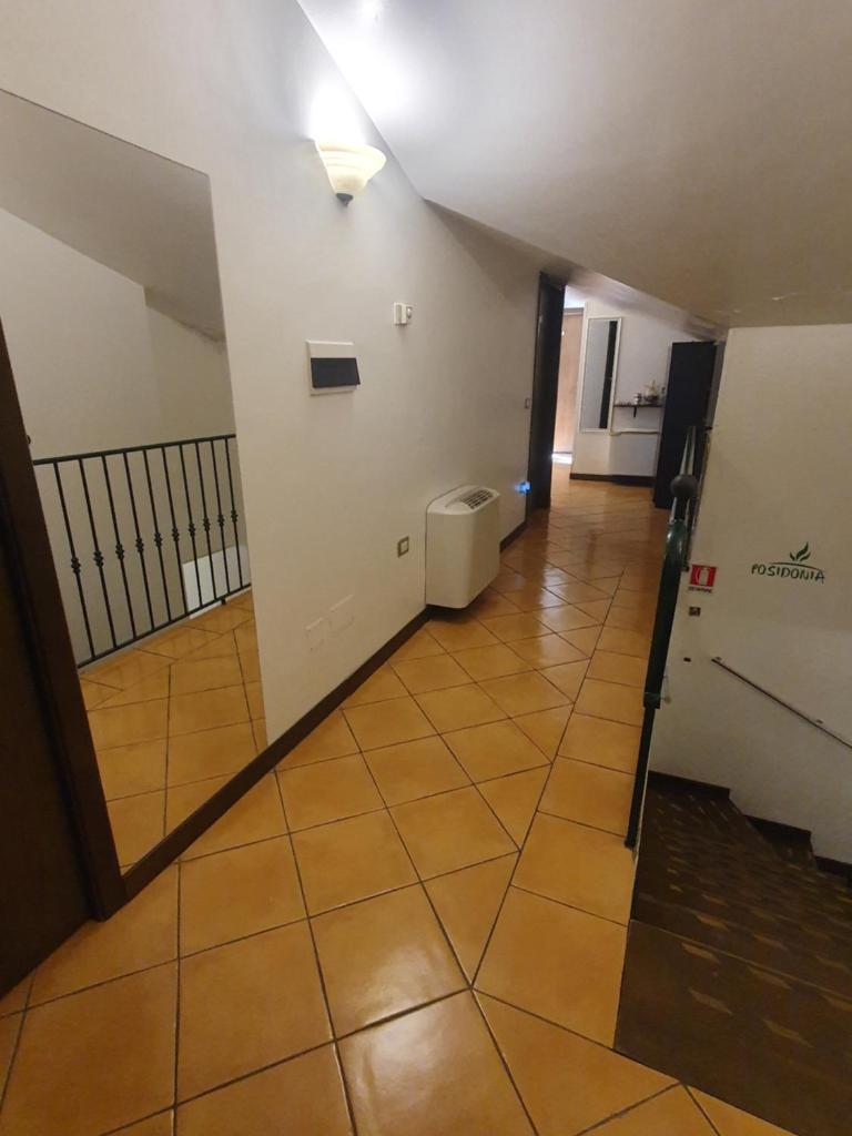 un couloir vide avec un escalier dans un bâtiment dans l'établissement Hotel Poseidonia, à Sapri 22 autres photos