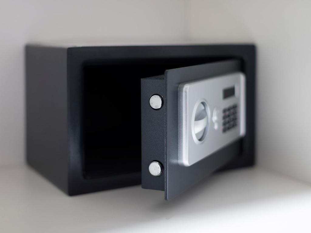 un four micro-ondes noir avec sa porte ouverte dans l'établissement Manè Boutique Hotel, à Roseto degli Abruzzi