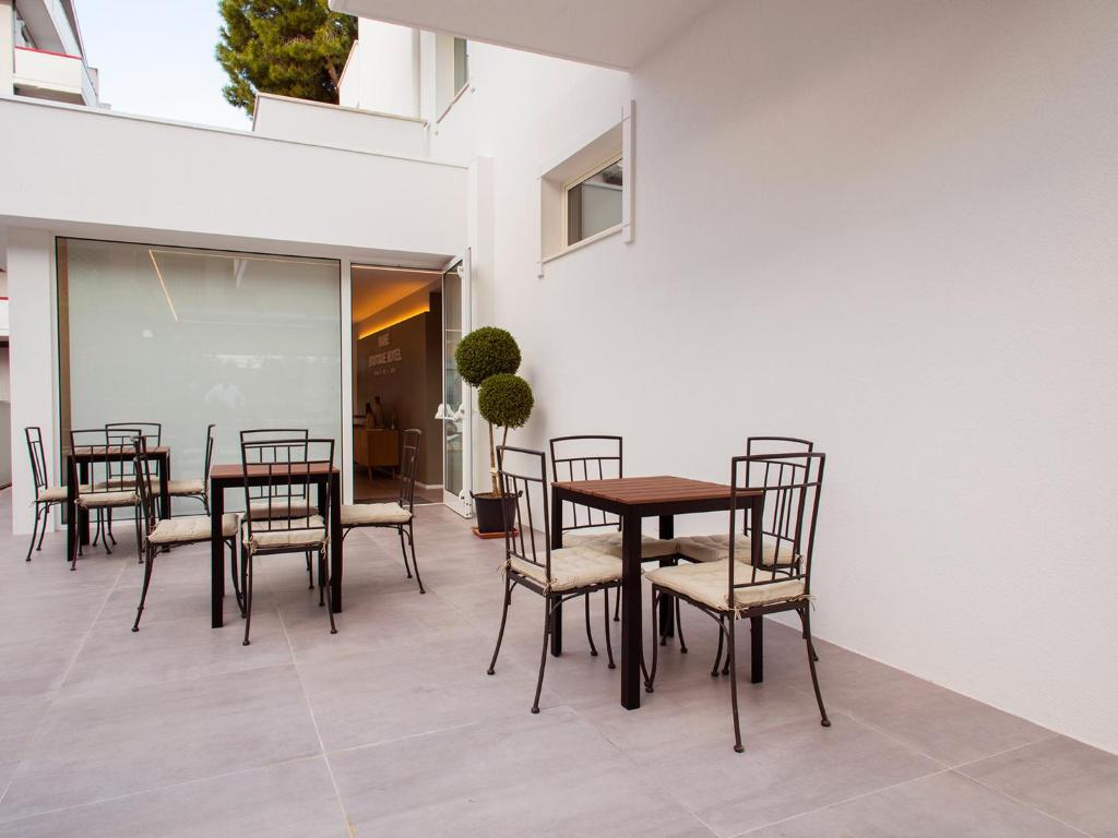 un groupe de tables et de chaises dans une pièce dans l'établissement Manè Boutique Hotel, à Roseto degli Abruzzi