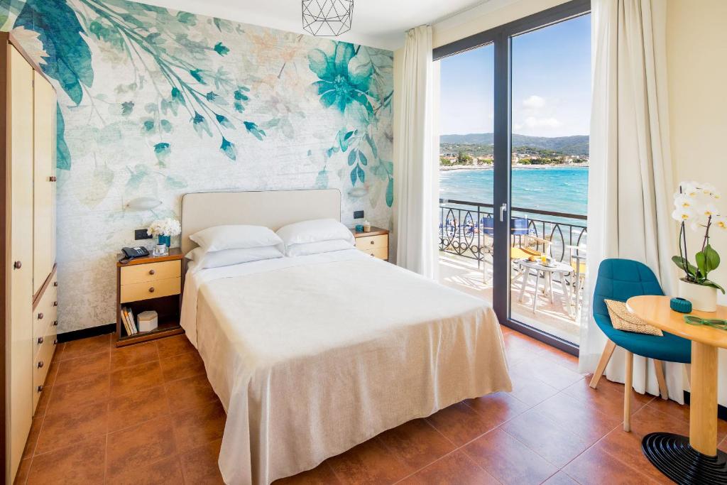 une chambre avec un lit et une vue sur l'océan dans l'établissement Hotel Golfo e Palme, à Diano Marina 175 autres photos