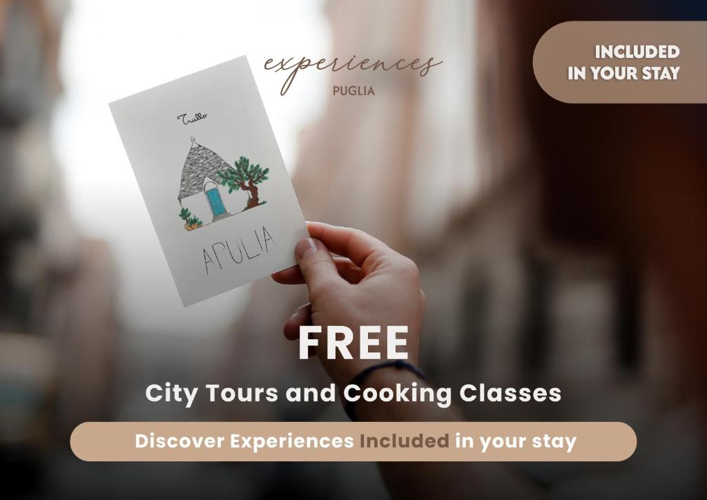 une main tenant un morceau de papier avec un palmier dans l'établissement Masseria Il Melograno, à Monopoli