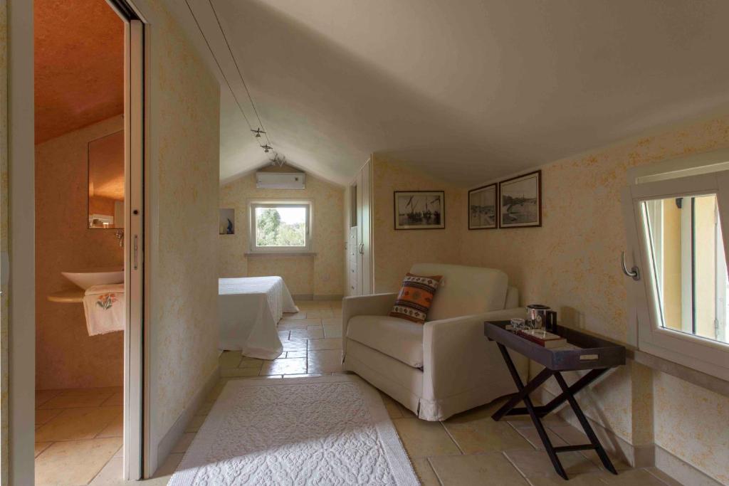 un salon avec un canapé et une table dans l'établissement Sardegna - Villa Con Parco e Piscina a Carloforte, à Carloforte