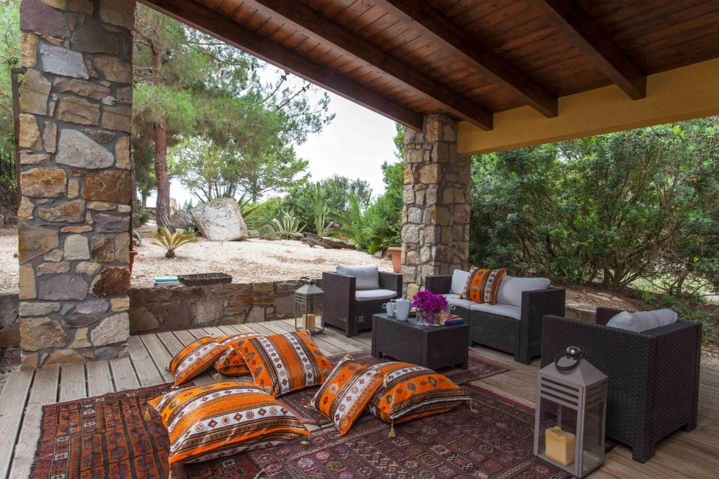 d'une terrasse avec des canapés et des oreillers. dans l'établissement Sardegna - Villa Con Parco e Piscina a Carloforte, à Carloforte
