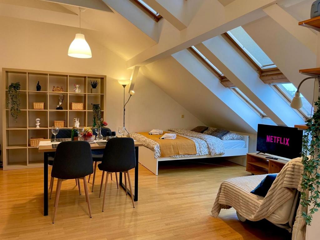 Central Cozy Comfort Loft 2