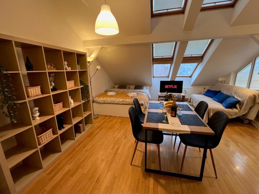 Central Cozy Comfort Loft 5