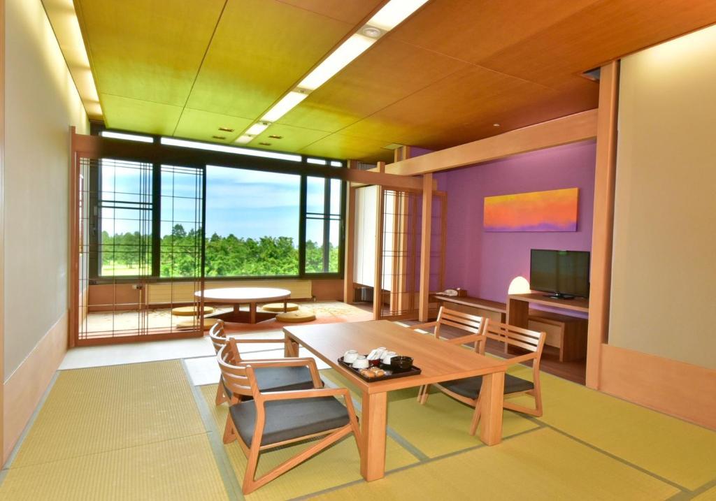 une salle à manger avec une table et des chaises et une grande fenêtre dans l'établissement Hakone Yunohana Prince Hotel, à Hakone