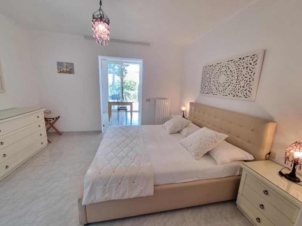 une chambre avec un lit, une commode et une fenêtre dans l'établissement Residence Maresol, à Vieste