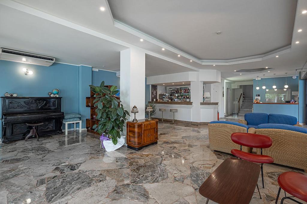 d'un salon avec une cheminée et des murs bleus. dans l'établissement Hotel Avana Fronte Mare, à Riccione