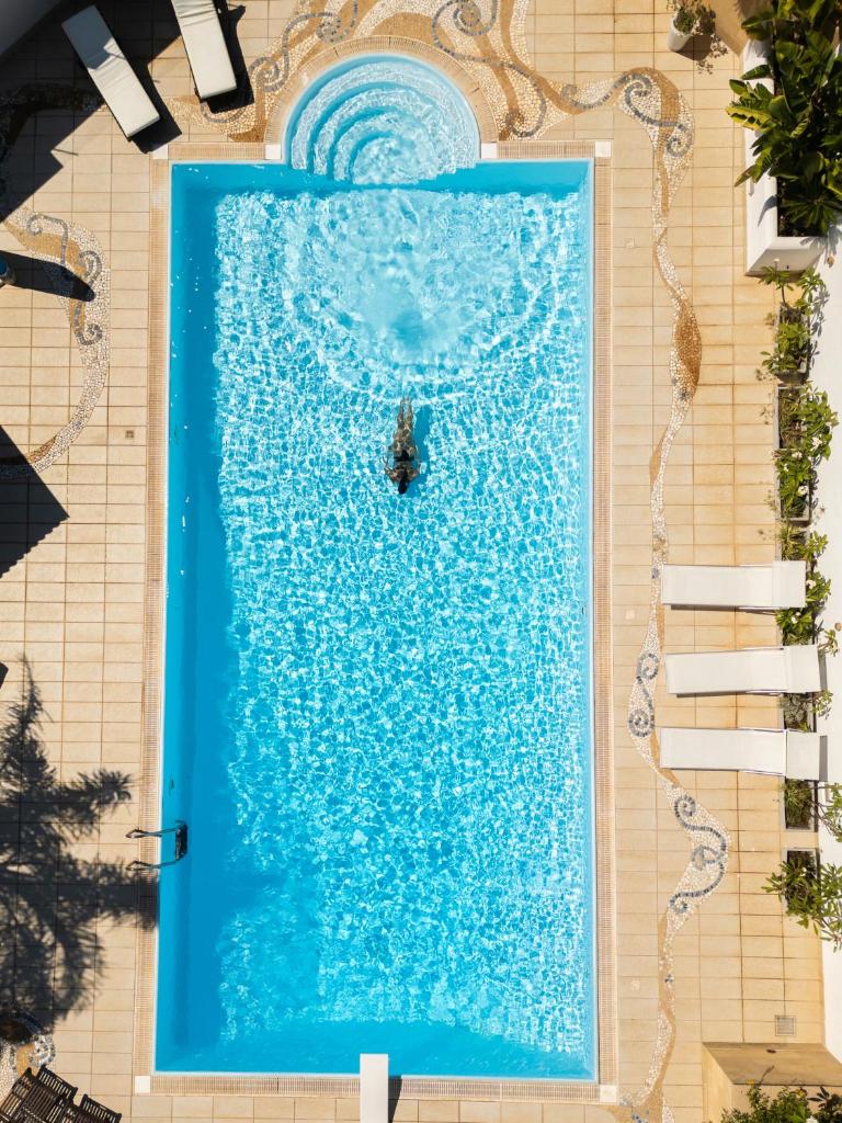une vue aérienne d'une fontaine dans une piscine dans l'établissement IL FILO DI PERLE Luxury Villas, à Marsala