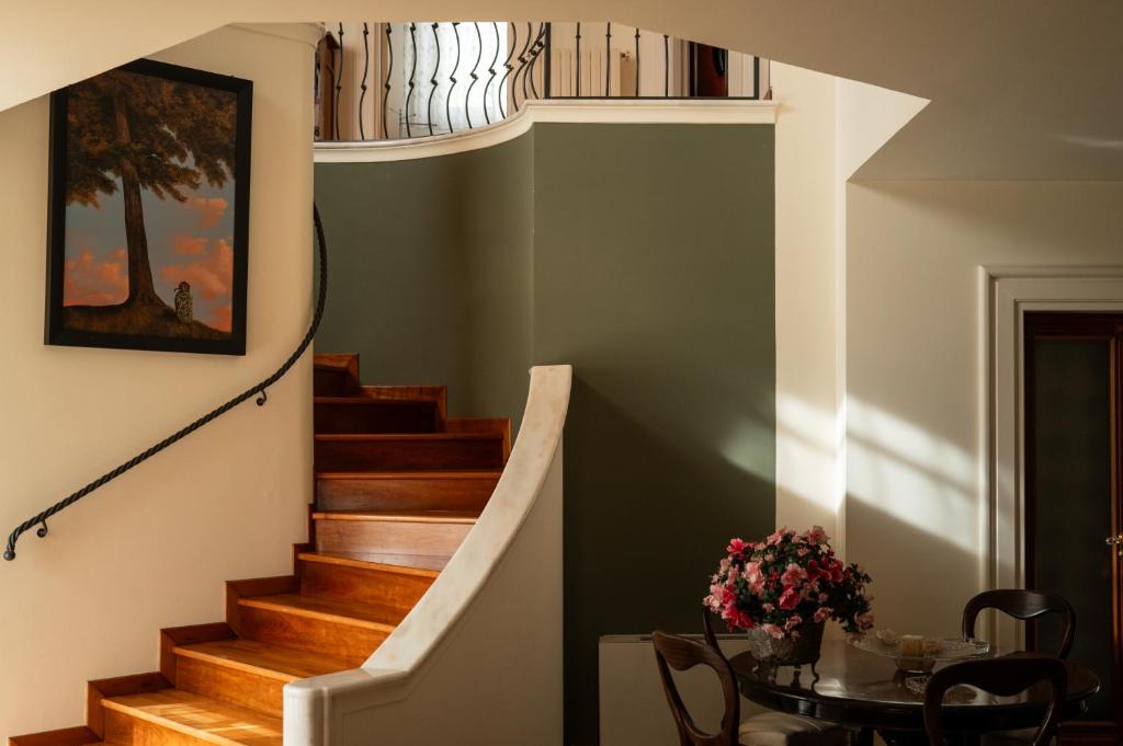 - un escalier dans une maison avec une table et un escalier dans l'établissement IL FILO DI PERLE Luxury Villas, à Marsala 171 autres photos