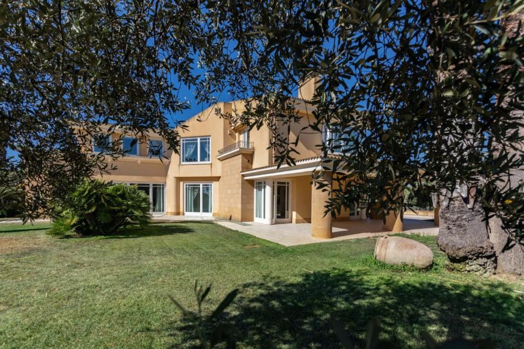une grande maison avec une grande cour en face dans l'établissement IL FILO DI PERLE Luxury Villas, à Marsala