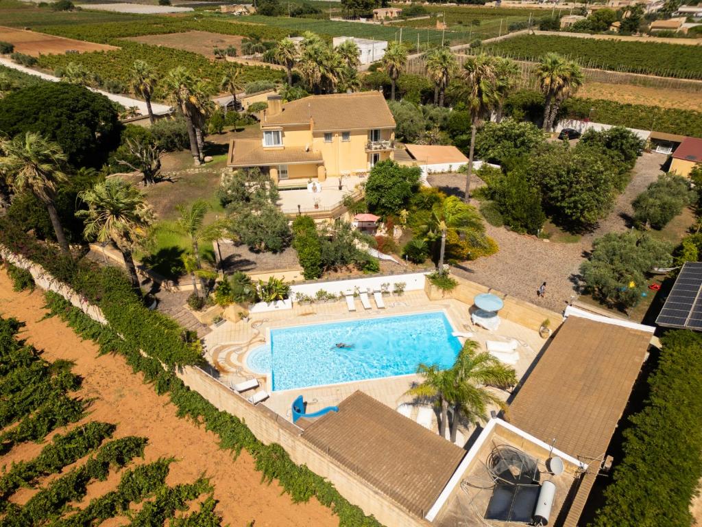 une vue aérienne d'une maison avec piscine dans l'établissement IL FILO DI PERLE Luxury Villas, à Marsala