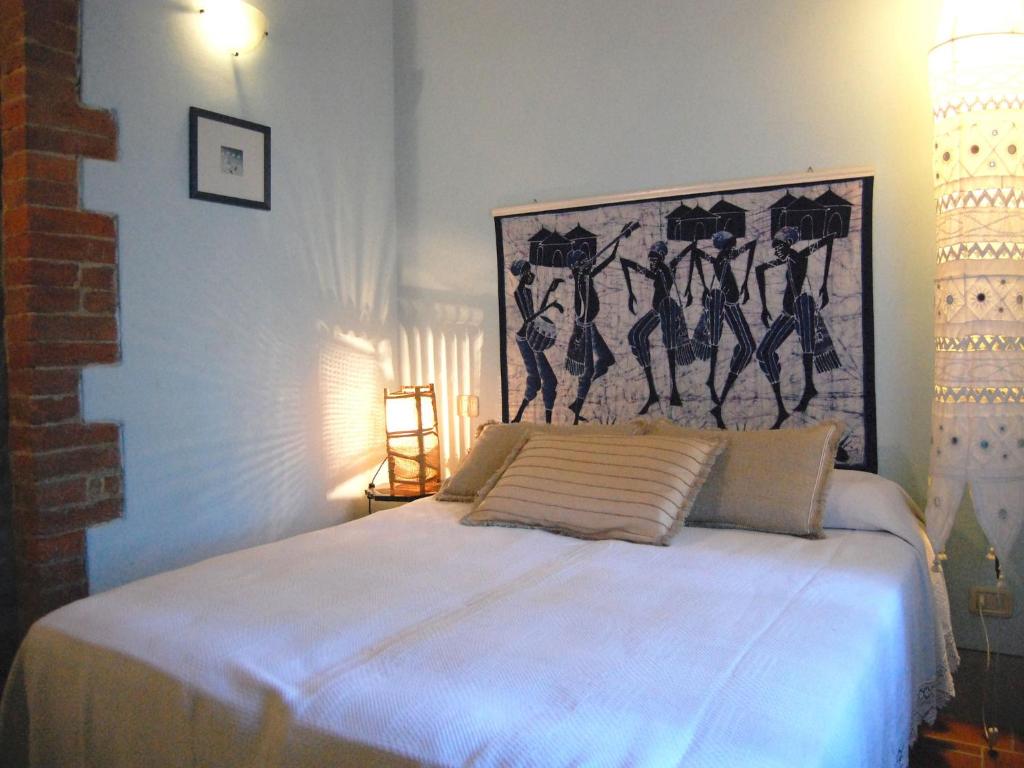 une chambre avec un lit avec un tableau sur le mur dans l'établissement Elegant Villa in Tuscany, à Rapolano Terme