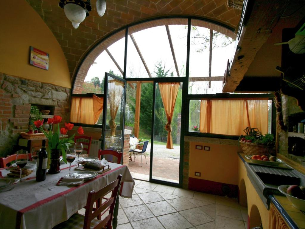 une cuisine avec une table et une grande porte en verre dans l'établissement Elegant Villa in Tuscany, à Rapolano Terme 32 autres photos