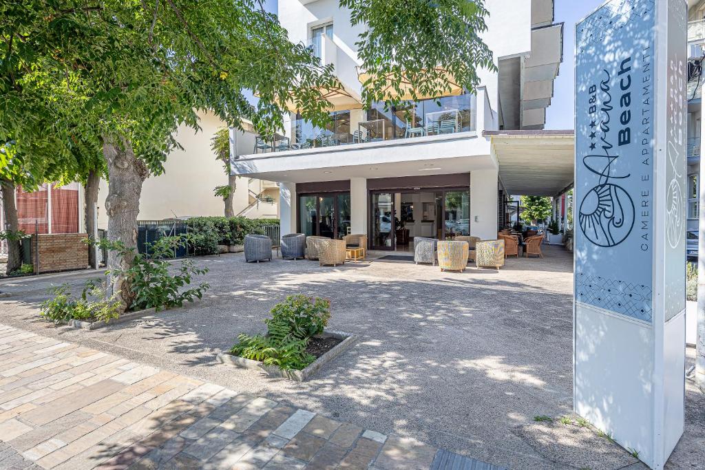 un bâtiment avec une enseigne devant lui dans l'établissement Hotel Avana Fronte Mare, à Riccione