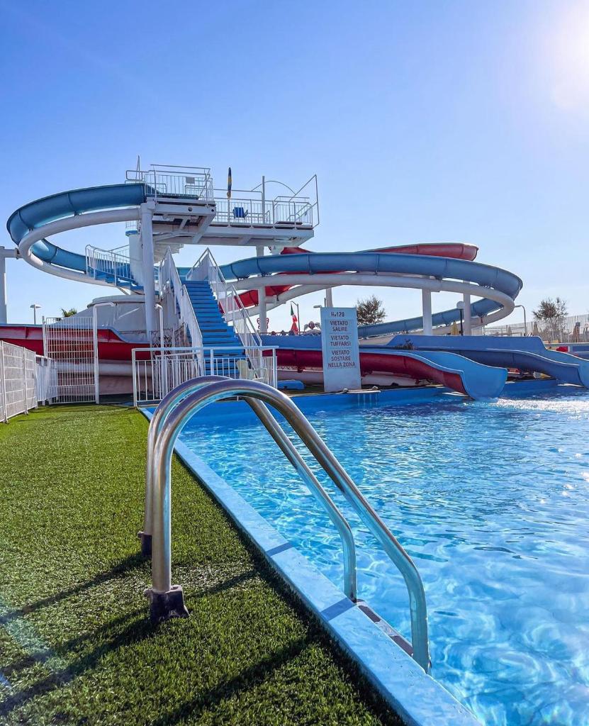 un toboggan en face d'un parc aquatique dans l'établissement Hotel Avana Fronte Mare, à Riccione