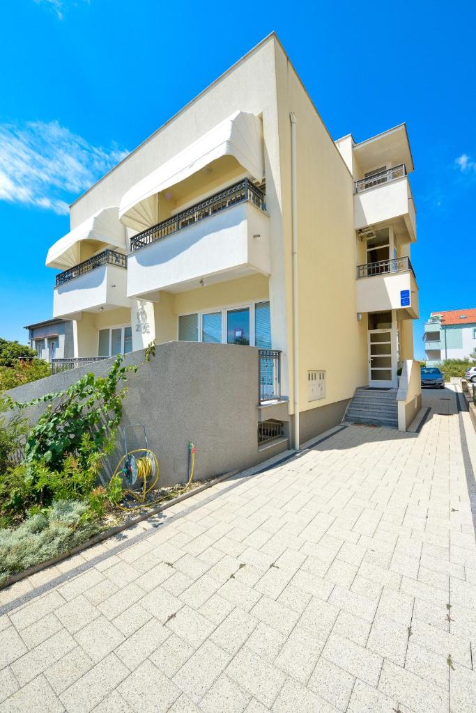 Apartments 33 6