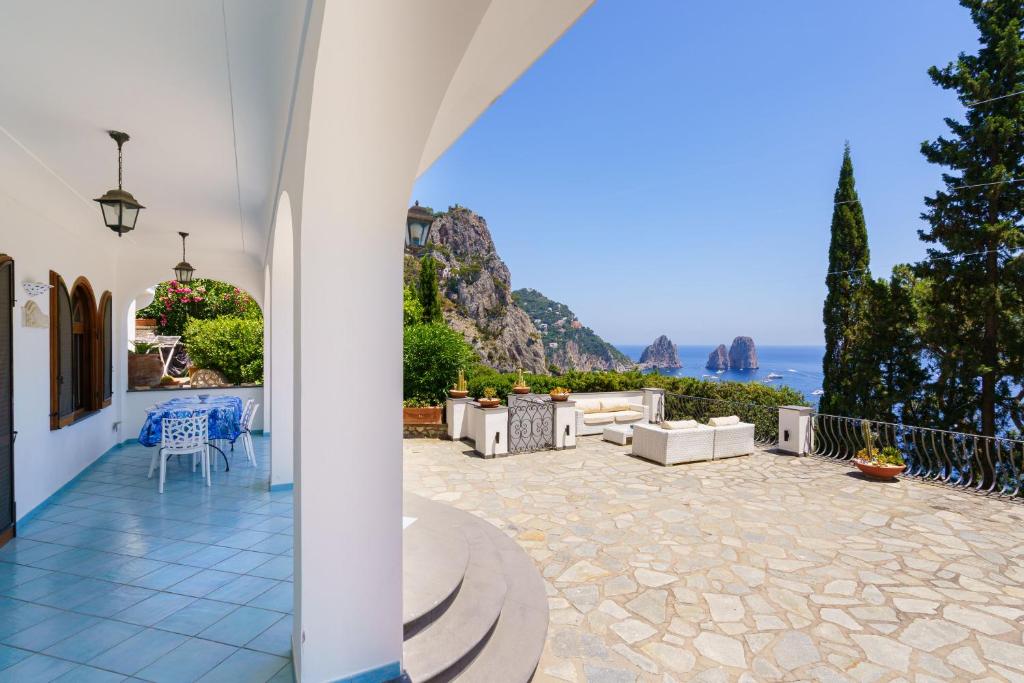 d'une terrasse avec vue sur l'océan. dans l'établissement Villa La Baika by MyVillaCollection, à Capri