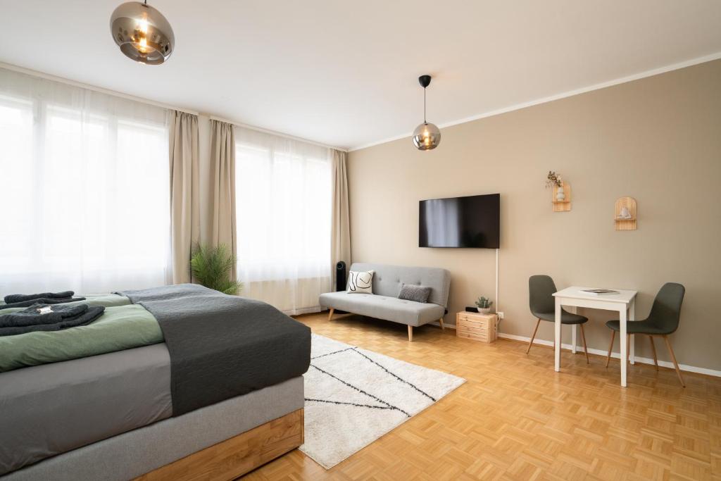 Boho Living Suites with Free Parking by HERO HOMES 3