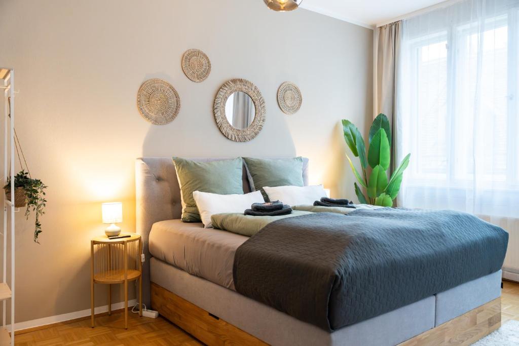 Boho Living Suites with Free Parking by HERO HOMES 1