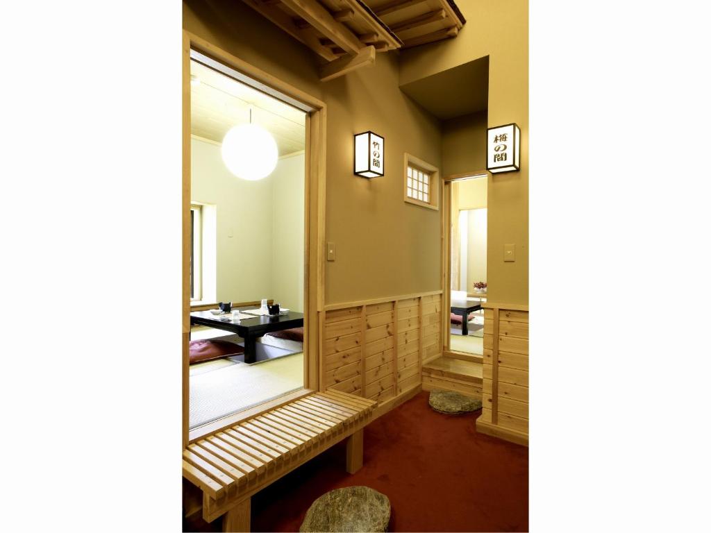 une chambre avec un banc et un miroir dans l'établissement Ryokan Warabino, à Takayama 37 autres photos