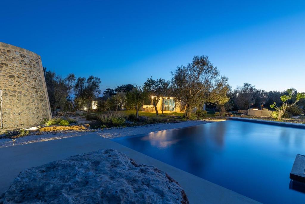 une piscine devant une maison dans l'établissement Villa Platino, à Torre Vado