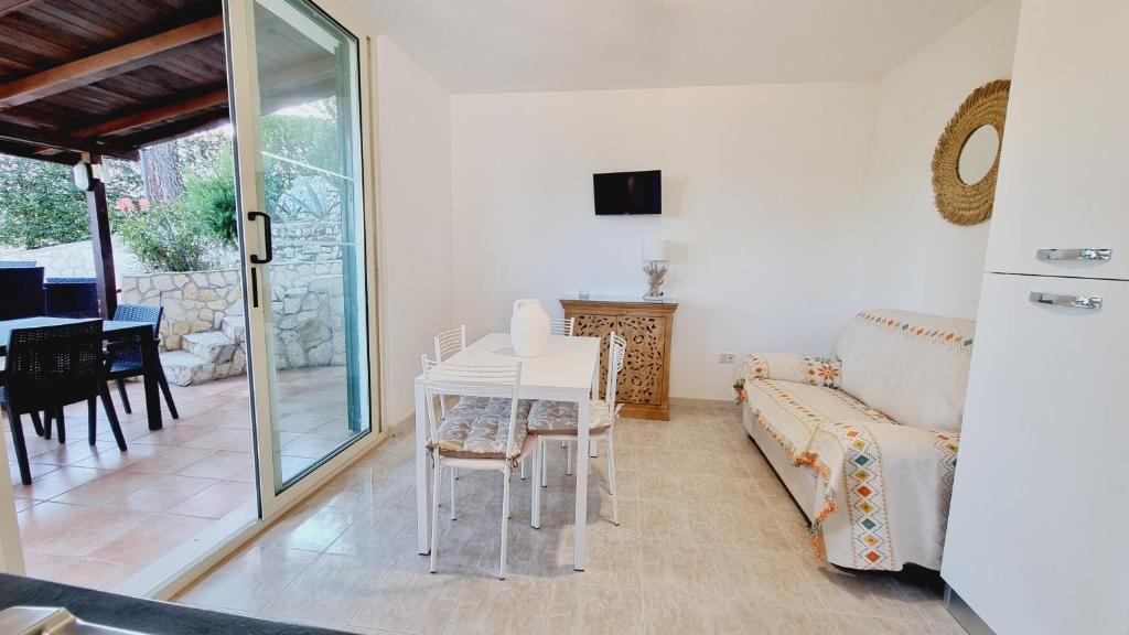 un salon avec une table et un canapé dans l'établissement Residence Maresol, à Vieste