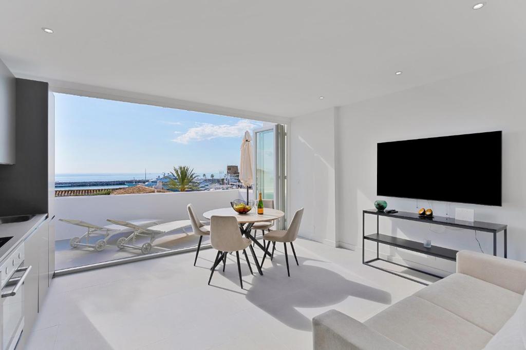 Molo Banus Apartment seafront by Molo Residences 5