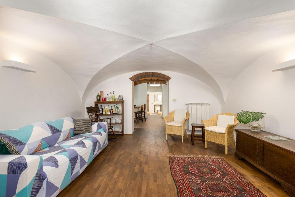 un salon avec un canapé et des chaises dans l'établissement Villa Cangeli by PosarelliVillas, à Arezzo 93 autres photos
