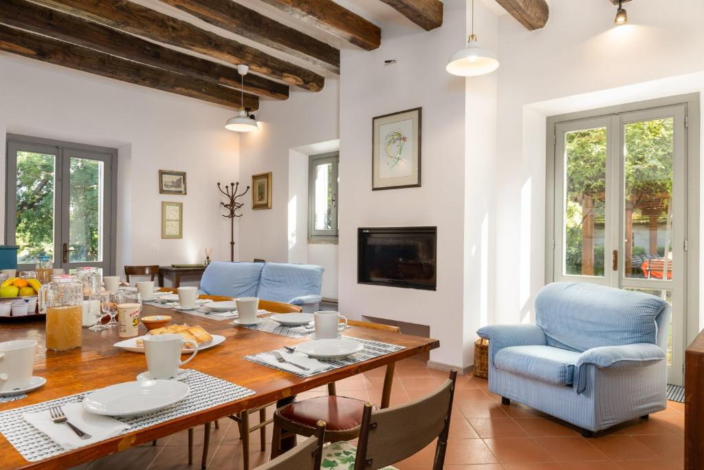 une salle à manger avec une table et des chaises bleues dans l'établissement Villa Cangeli by PosarelliVillas, à Arezzo