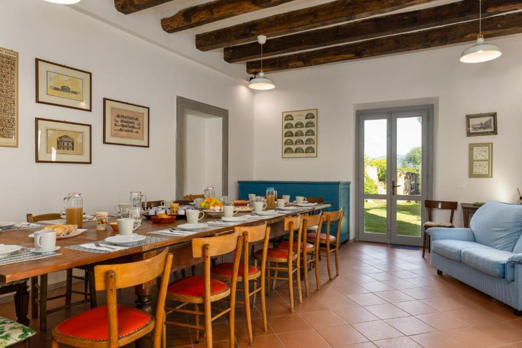 une grande salle à manger avec une longue table et des chaises dans l'établissement Villa Cangeli by PosarelliVillas, à Arezzo