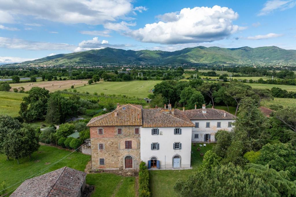 une vue aérienne d'une maison avec des montagnes en arrière-plan dans l'établissement Villa Cangeli by PosarelliVillas, à Arezzo
