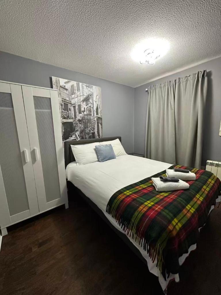 Two bedroom flat close to meadows with free parking by parking permit 7
