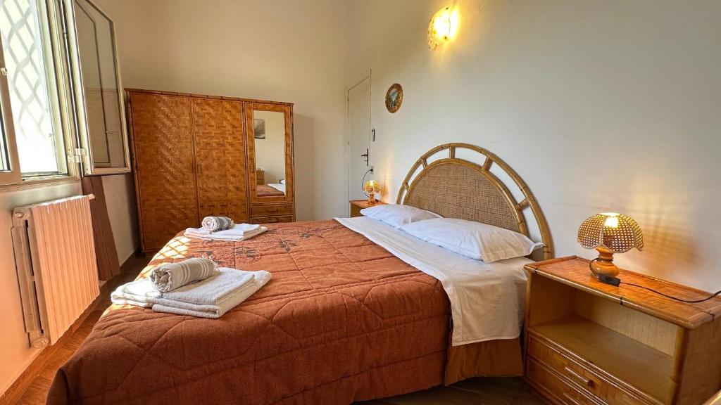 une chambre avec un grand lit avec des serviettes dessus dans l'établissement Villa Trappeto, à Trappeto
