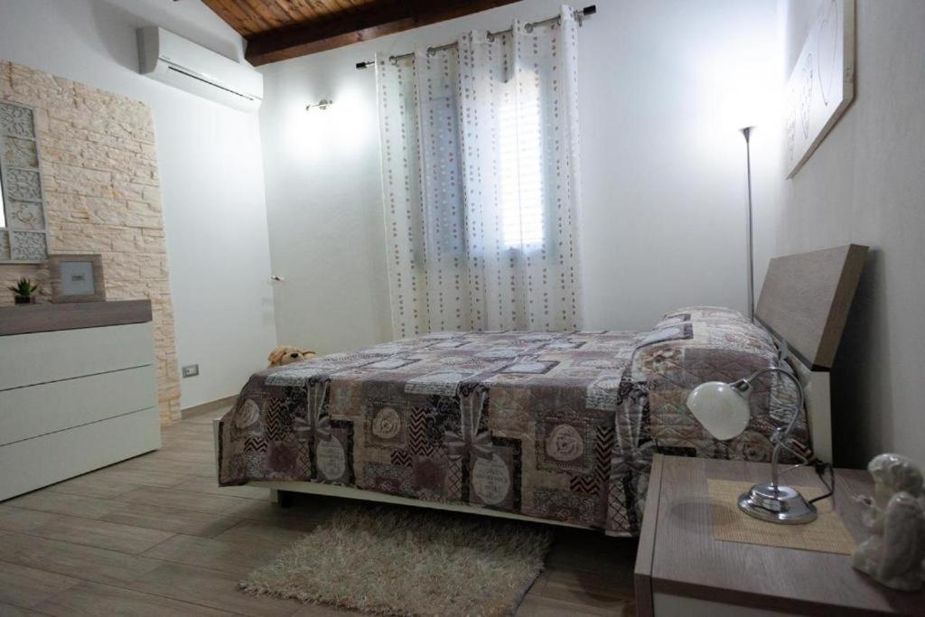 une chambre avec un lit, une commode et une fenêtre dans l'établissement Villa Concita, à Noto 44 autres photos