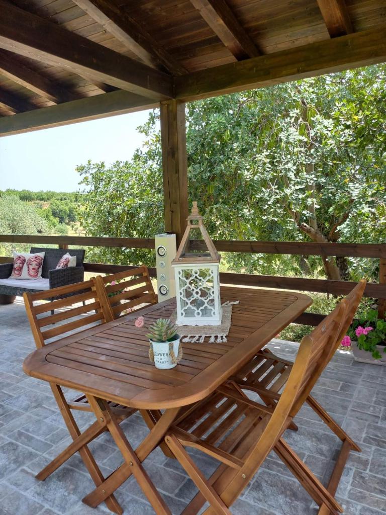 - une table en bois et 2 chaises sur la terrasse dans l'établissement Villa Concita, à Noto