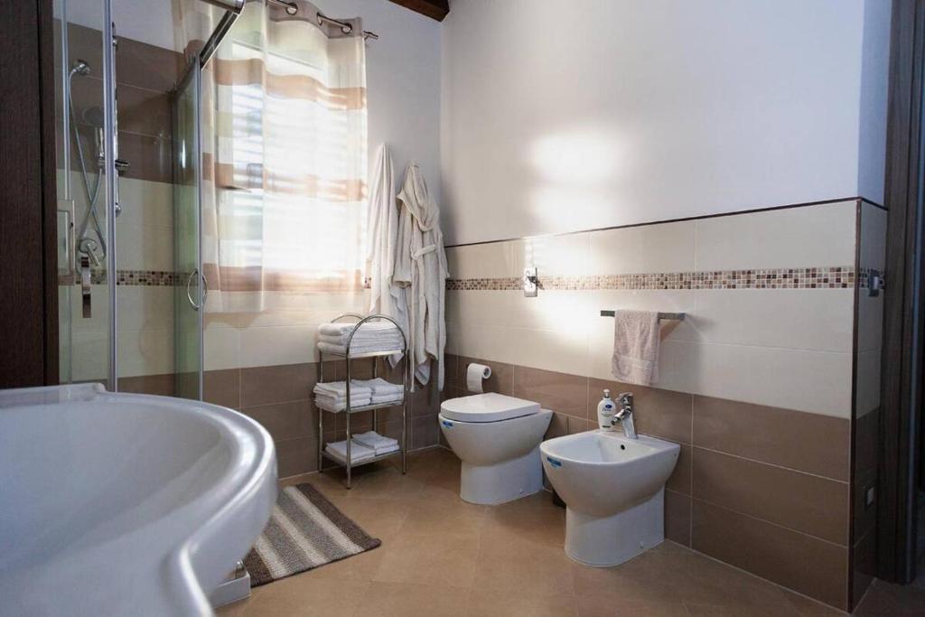 une salle de bain avec toilettes, baignoire et lavabo dans l'établissement Villa Concita, à Noto