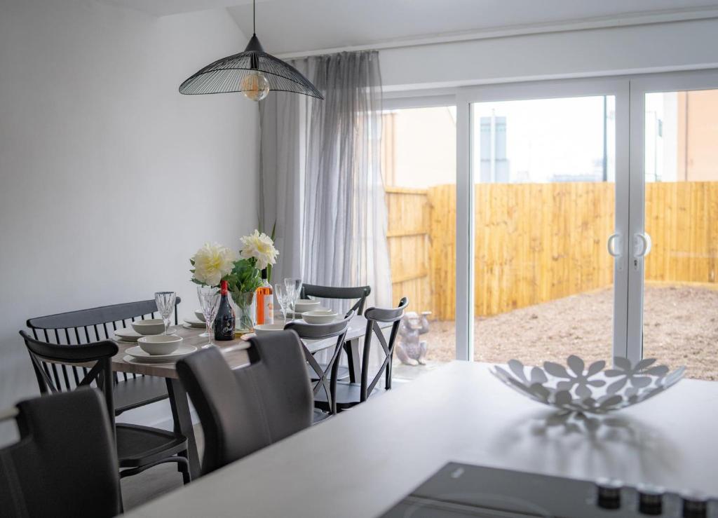 3BR Home 3 Parking Near Cardiff Bay City Centre and Stadium 4