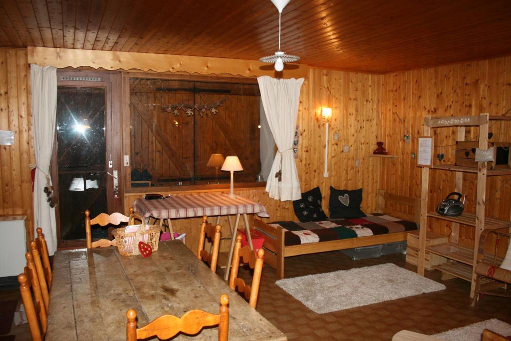 un salon avec une table et un canapé dans l'établissement Les Myosotis, à Arêches
