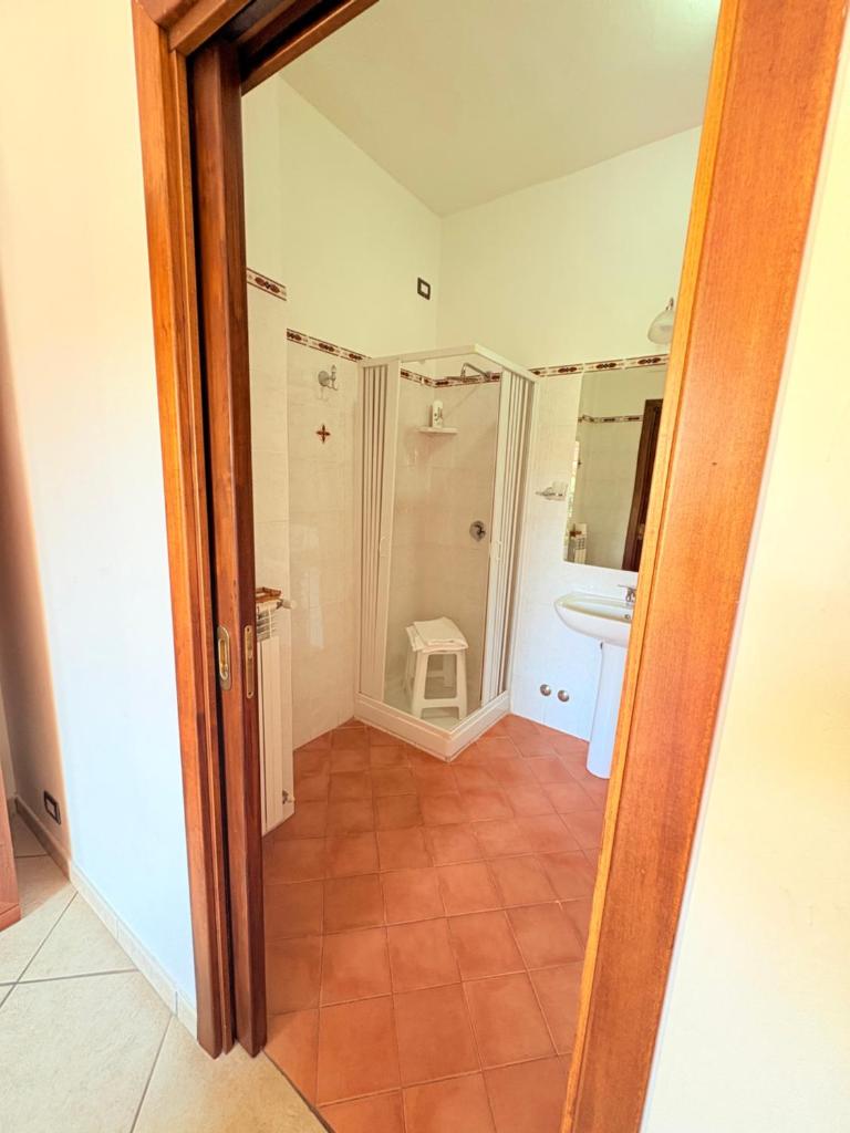 une salle de bain avec une douche, des toilettes et un lavabo dans l'établissement Hotel Savoia, à Sapri